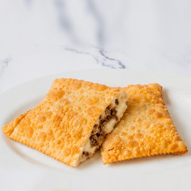 Pastel de Carne e Queijo.